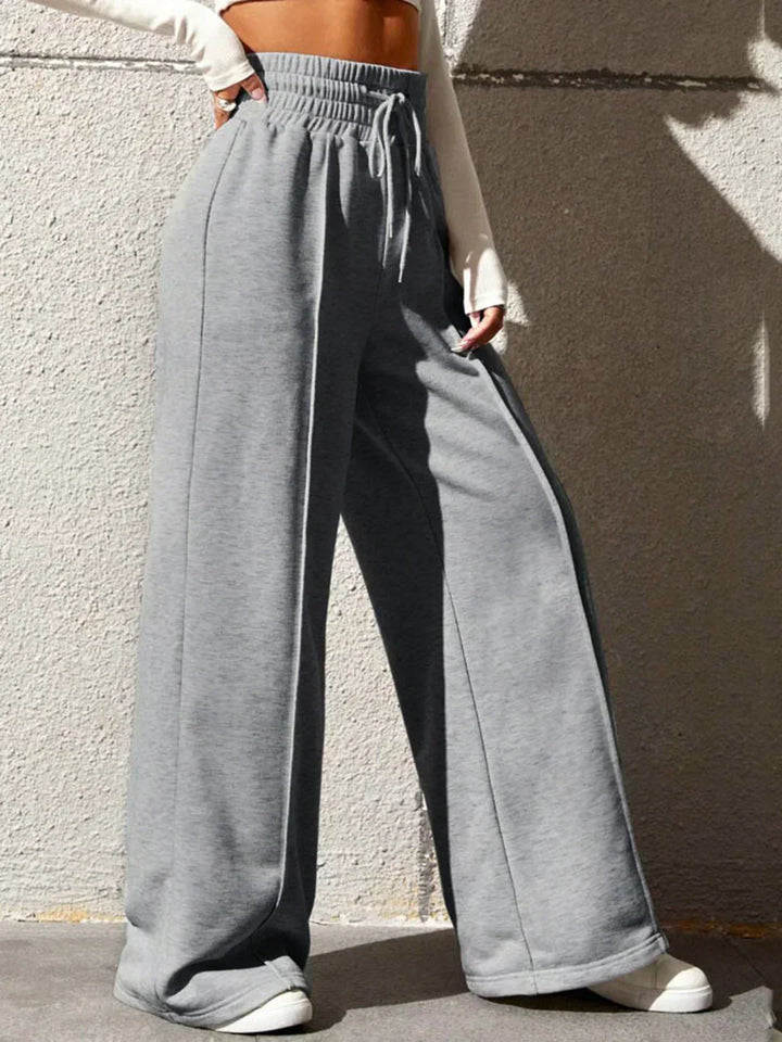 Pantaloni de trening largi, casual și eleganțe pentru plimbări prin oraș