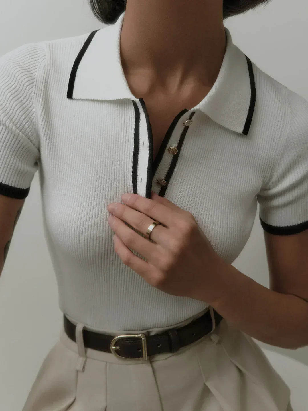 Top tricotat cu nasturi metalici și detalii contrastante