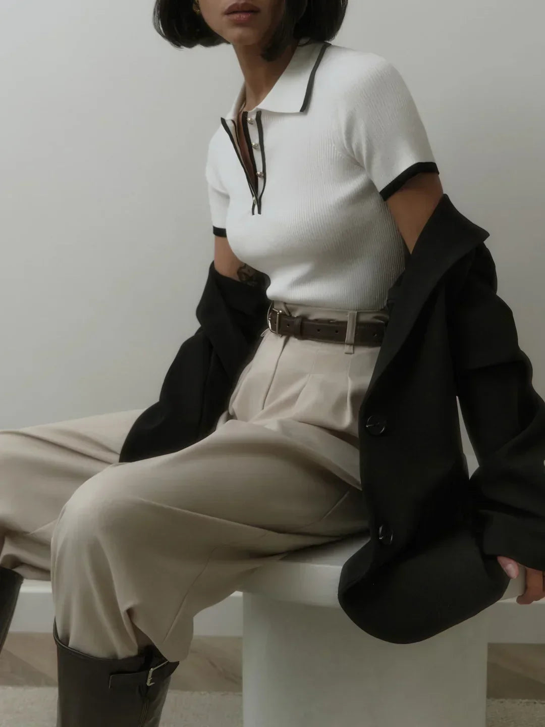 Top tricotat cu butoni metalici și detalii contrastante