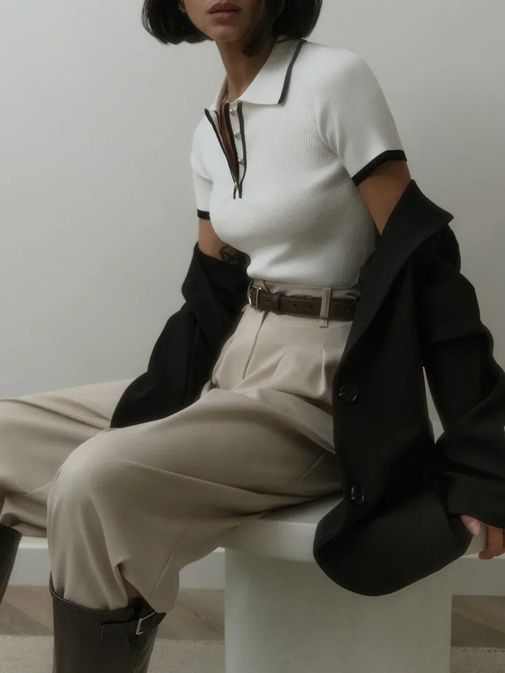 Top tricotat cu butoni metalici și detalii contrastante