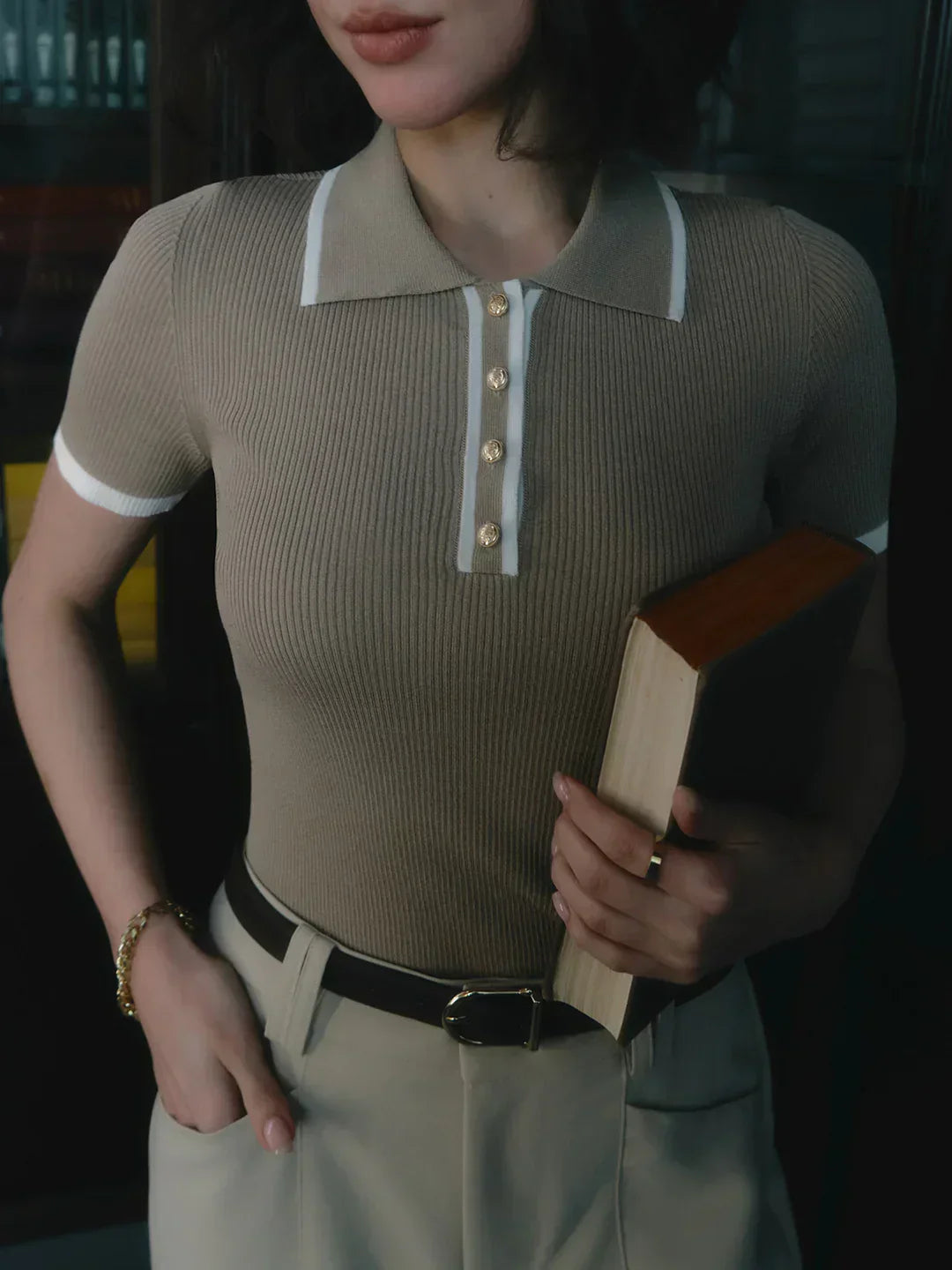 Top tricotat cu butoni metalici și detalii contrastante