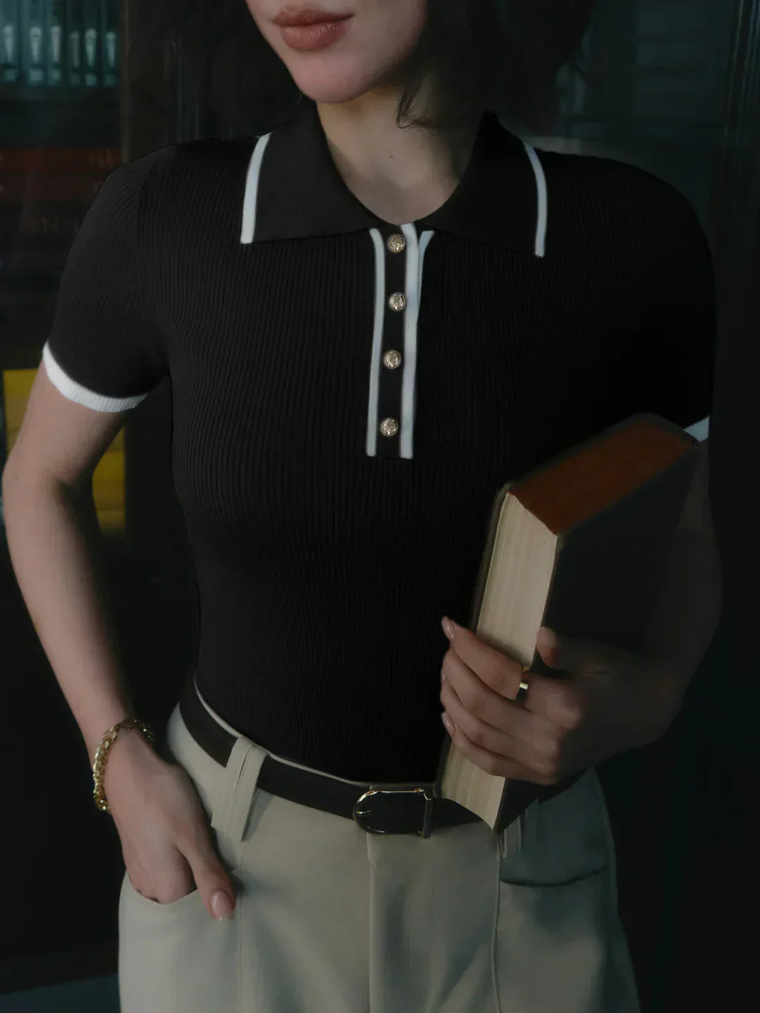 Top tricotat cu butoni metalici și detalii contrastante