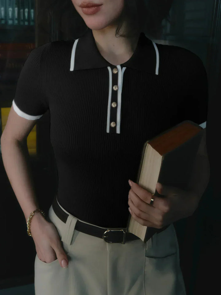 Top tricotat cu butoni metalici și detalii contrastante