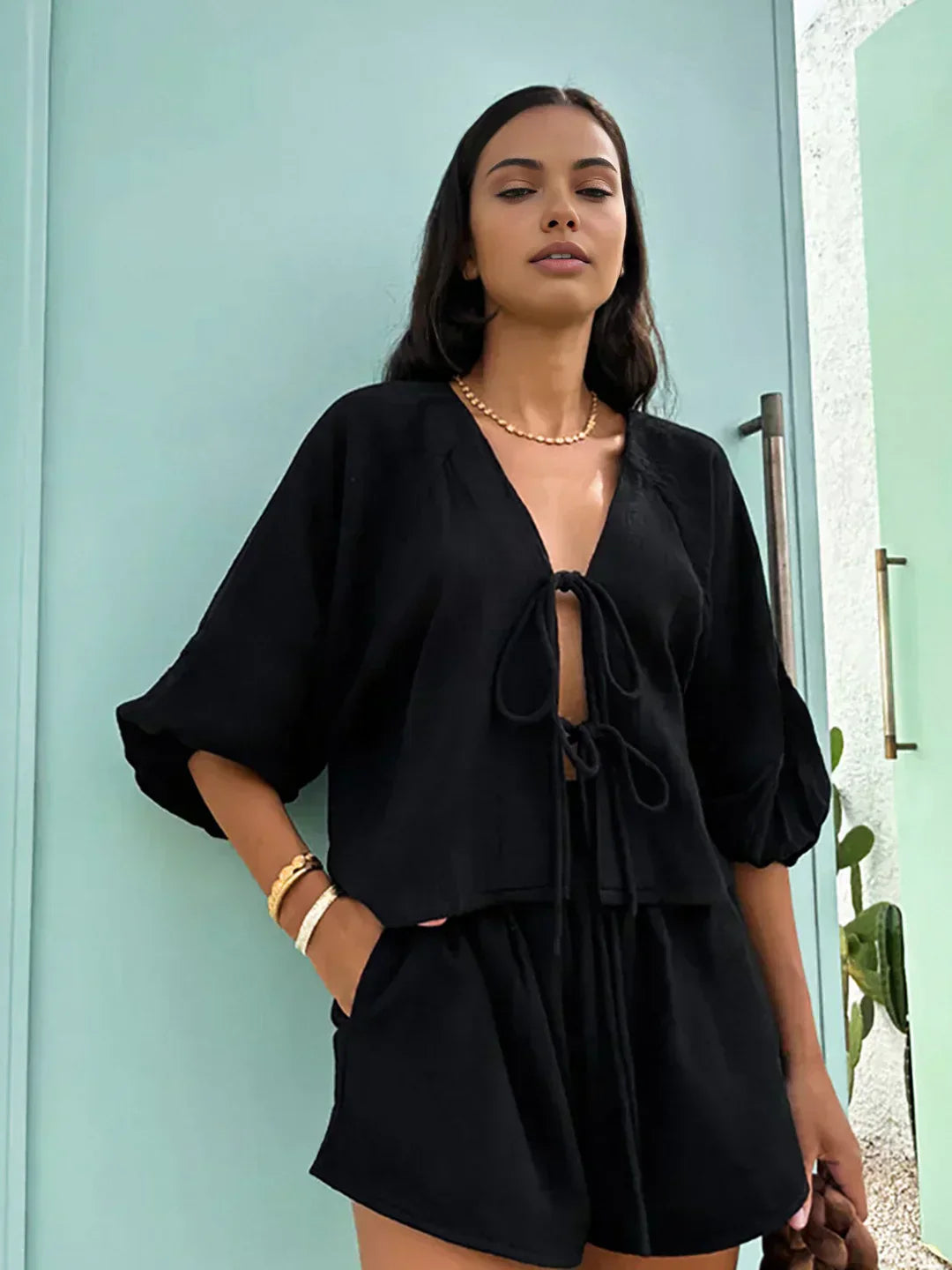 Set format din pantaloni scurți și bluză cu mânecă lungă, cu detaliu de fond