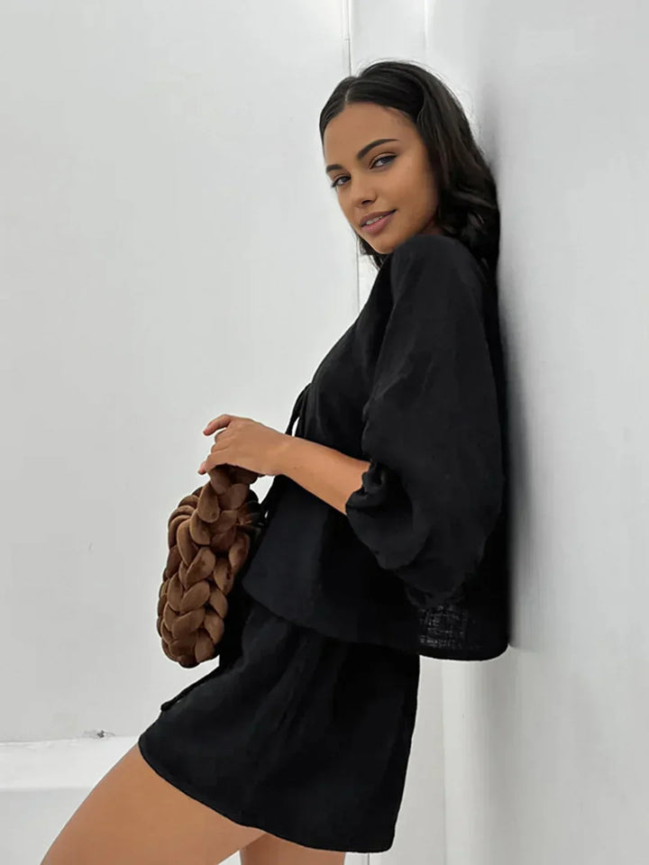 Set asortat cu pantaloni scurți și mâneci lungi, cu legătură